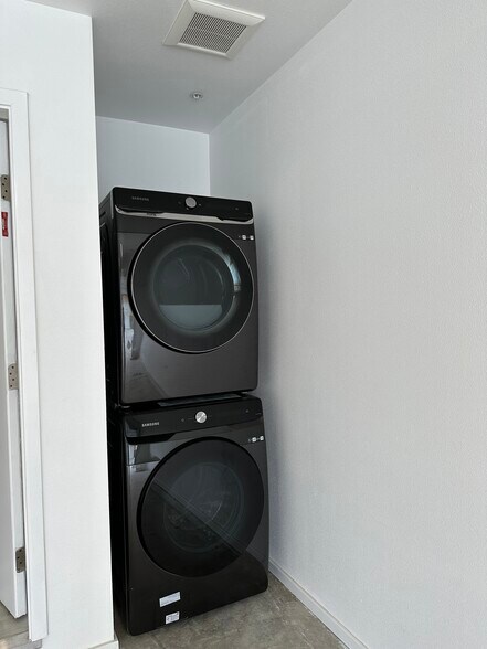 Building Photo - 202 S Rose Ave