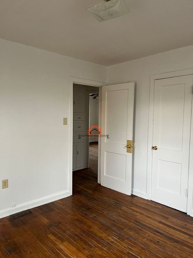 Building Photo - All Bills Paid--2 bed 1 bath home