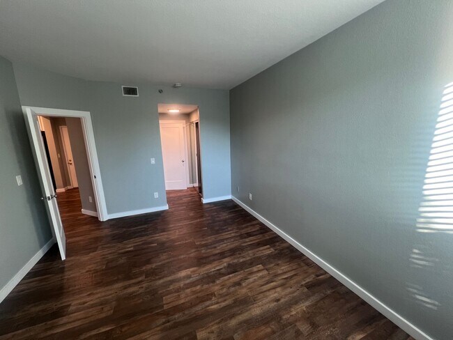 Building Photo - Spacious 1 Bedroom with Tons of Light, High Ceilings & Full Size Washer/Dryer Inside