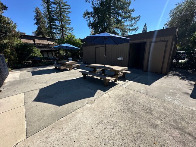 Building Photo - Cute and Cozy 1 Bedroom Condo in Gated Tim...