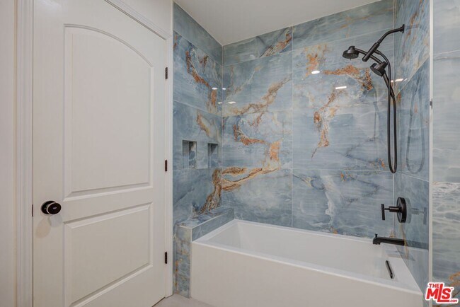 Building Photo - 1444 S Point View St