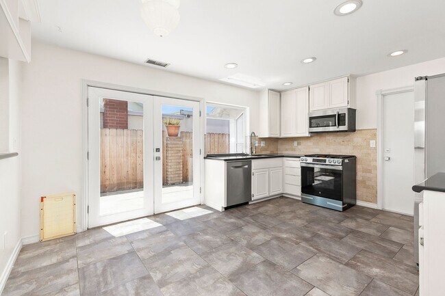 Building Photo - Welcome to Your Dream Home in Sunny San Di...