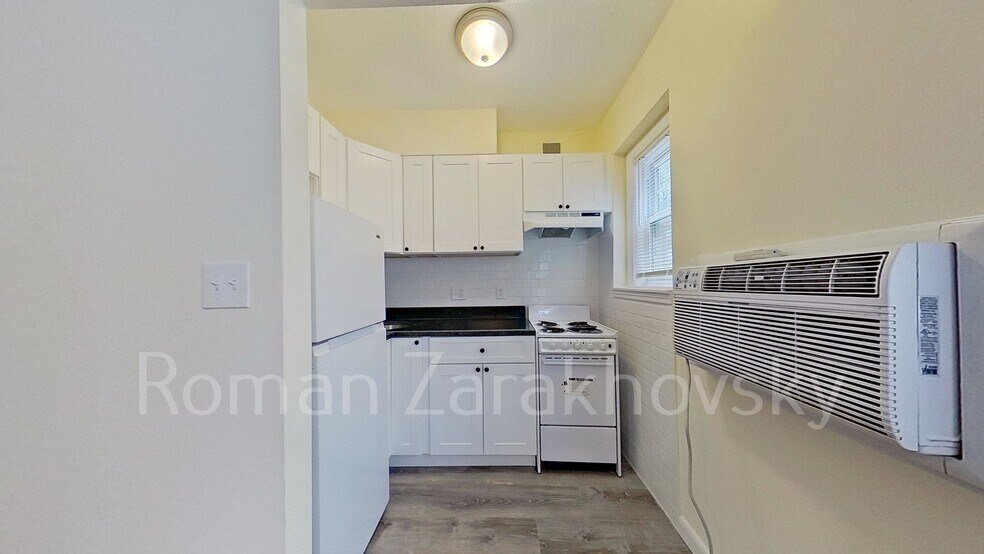 Building Photo - 2018 Commonwealth Ave