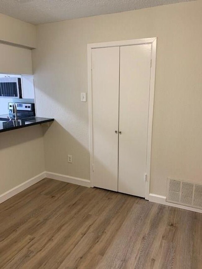 Building Photo - Stylish 2-bedroom Condo in Richardson