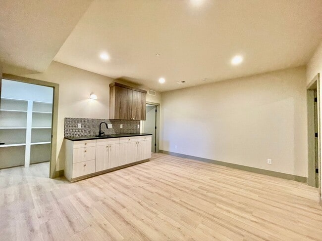 Building Photo - Spacious & Stunningly Remodeled Duplex in ...