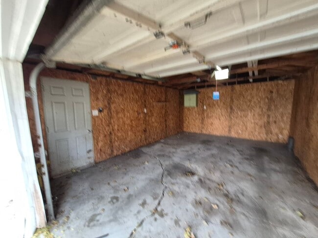 Building Photo - 2 bedroom home with 1+ car garage, pet friendly!