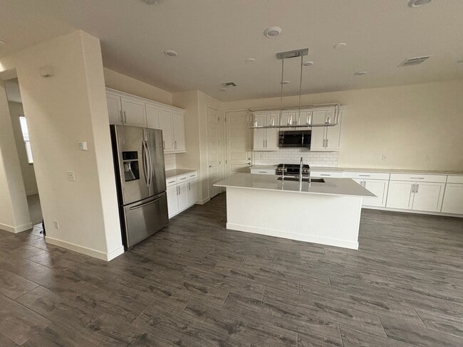Building Photo - Modern 3-Bedroom + Loft + Den in Gated Pho...