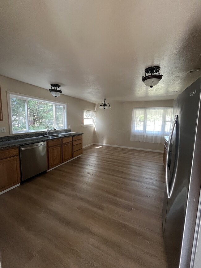 Building Photo - 340 E Island Lake Rd