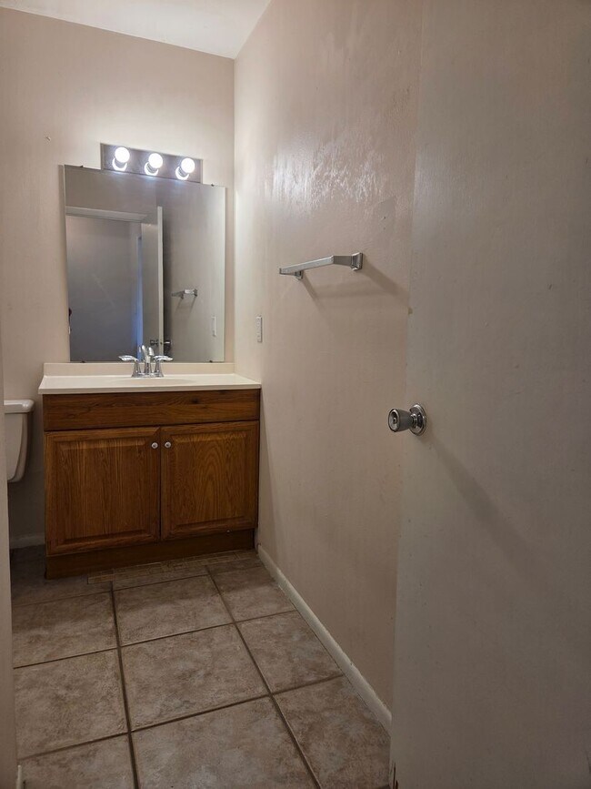 Building Photo - NEW PRICE / Summer Lakes-N Tamiami Trail