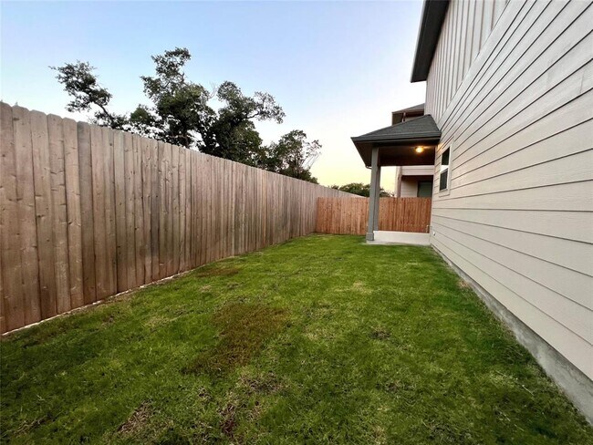 Building Photo - 136 MacArthur Dr