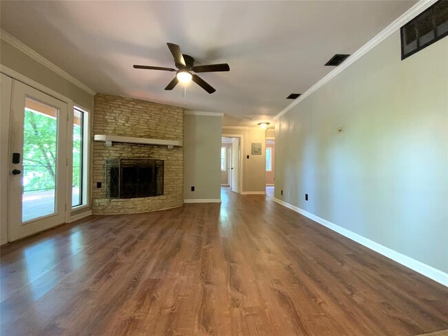 Building Photo - 2807 Edgewater Dr