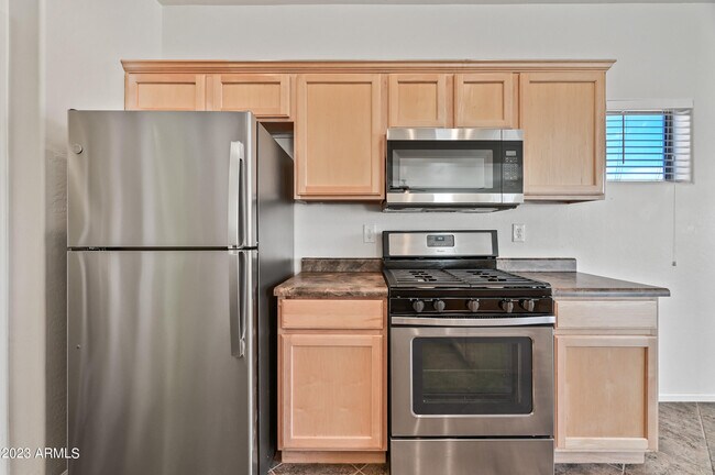 Building Photo - 43927 W Cypress Ln