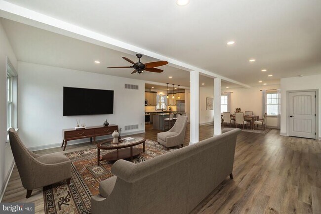 Building Photo - 411 James St