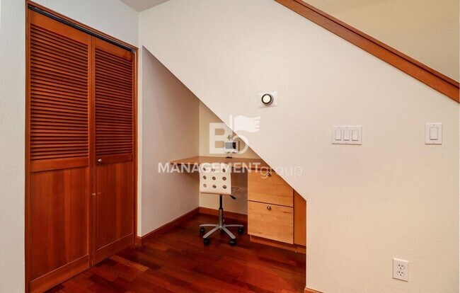 Building Photo - Spacious Riverfront Condo- Beautiful Condo w/River View from Bedroom! Parking Included!