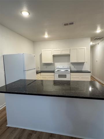 Building Photo - 2825 Meadowbrook Dr