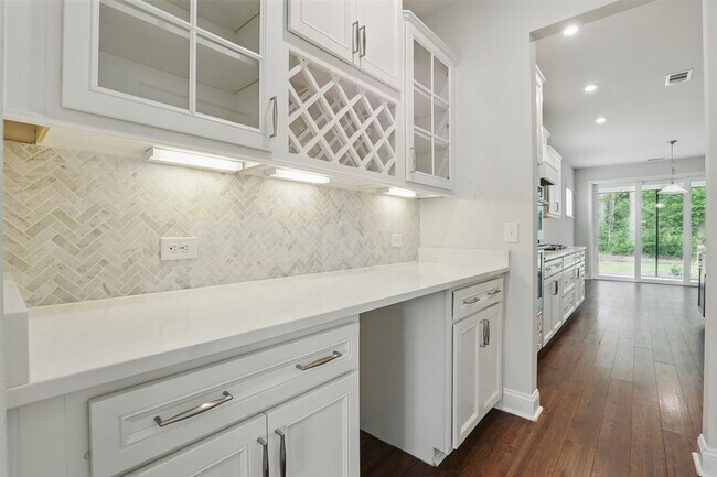 Building Photo - Spacious 5 Bedroom Home in Richmond Hill’s Waterways Community