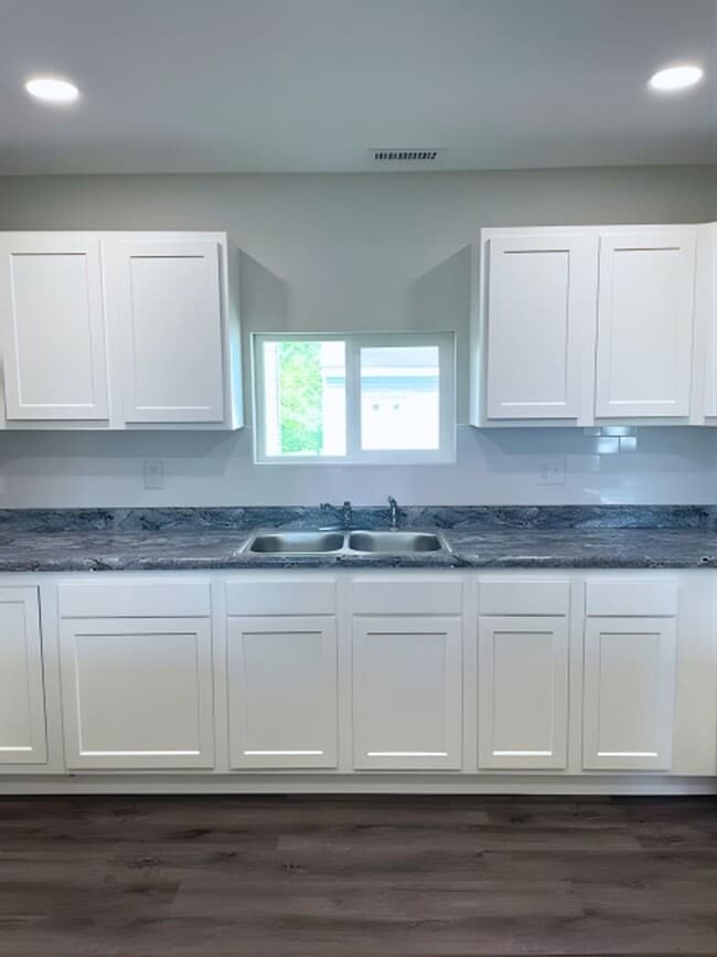 Building Photo - Modern & Spacious 3BR Home with Trendy Design Features and Large Yard!