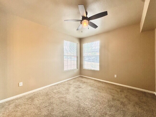 Building Photo - Ground Floor 2BD/2BA Condo in Gated Hender...