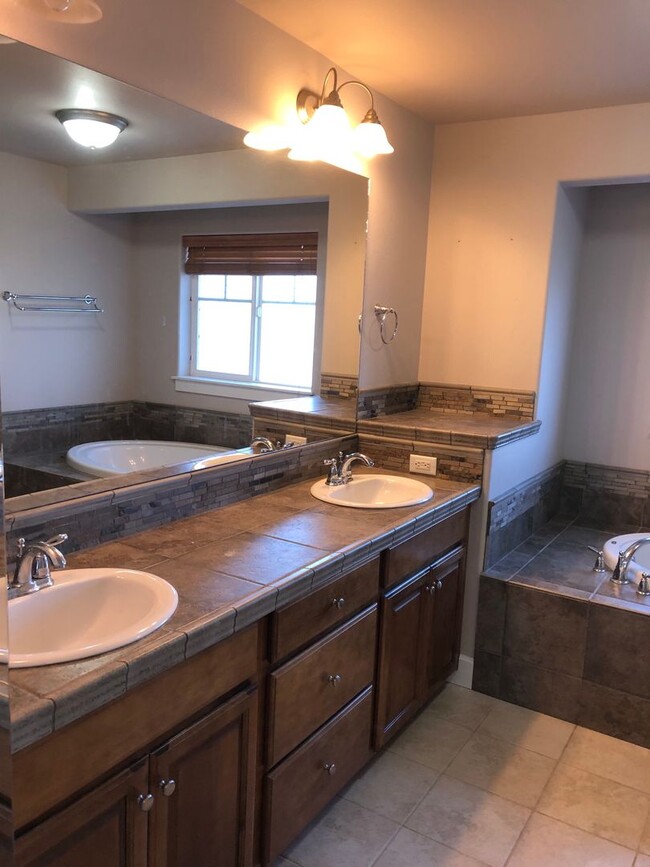 Building Photo - 4 Bedroom / 2.5 Bathroom Home in SE Bend