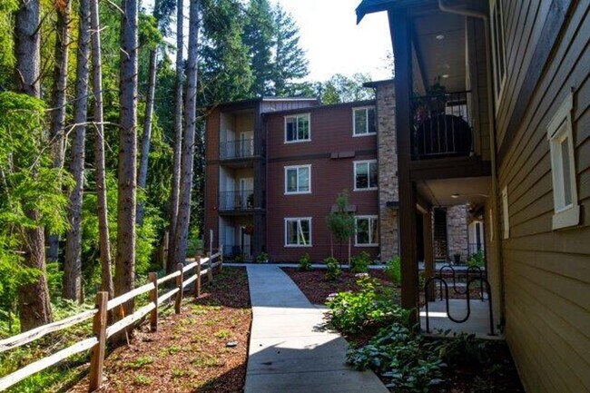 Building Photo - 1 bedroom Townhome with attached garage