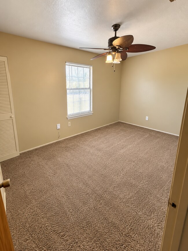 Building Photo - 222 Brooke briar Dr