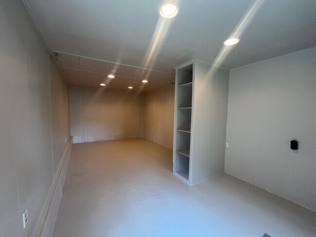 Building Photo - Midtown bungalow, beautiful hard wood floors, lots of natural light.