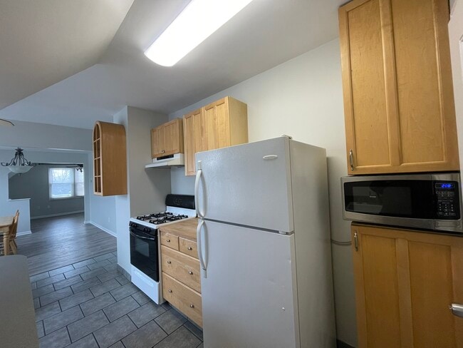 Building Photo - 108 Concord St