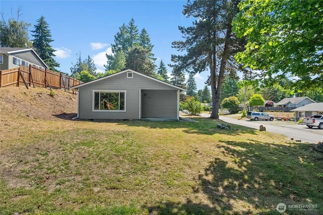 Building Photo - 502 Tullis St NE