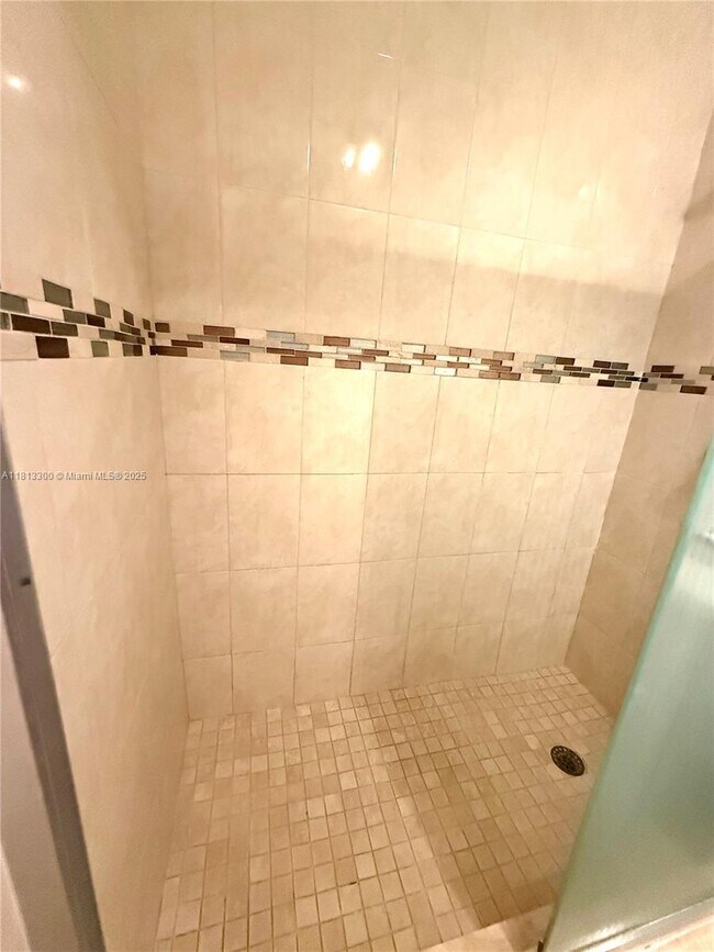 Building Photo - 1100 W 35th St