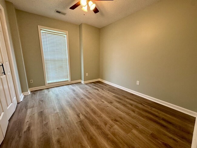 Building Photo - 140 Clear Creek Dr