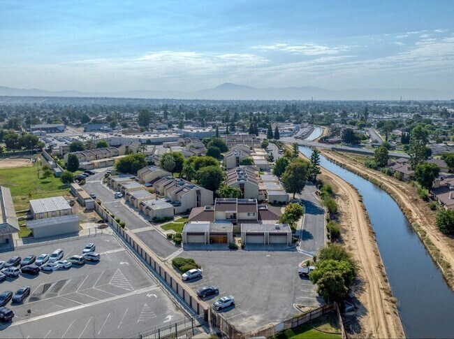 Building Photo - Beautifully 4-bedroom, 2.5-bathroom Condo—ready and waiting for you!