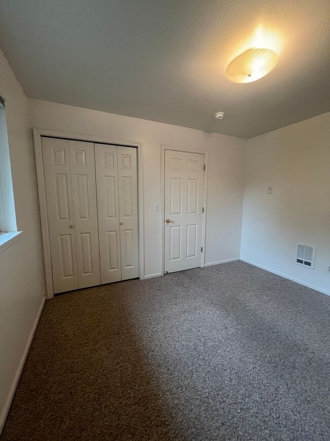 Building Photo - TOP FLOOR 2-Bedroom 1-Bathroom Apartment