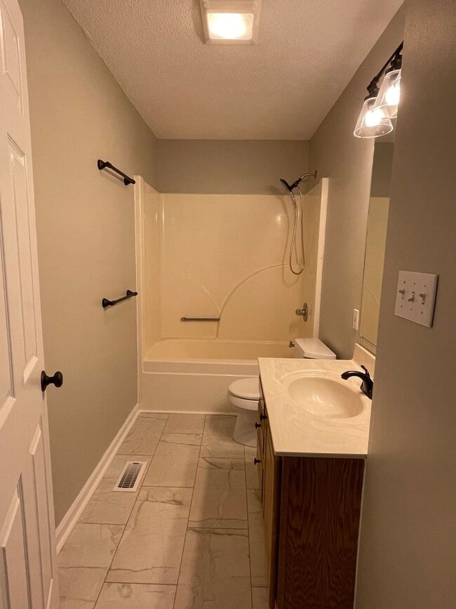 Building Photo - 407/409 Walnut Road