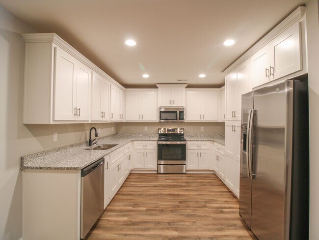 Building Photo - Nice Townhome in Athens City! $250 Amenity...