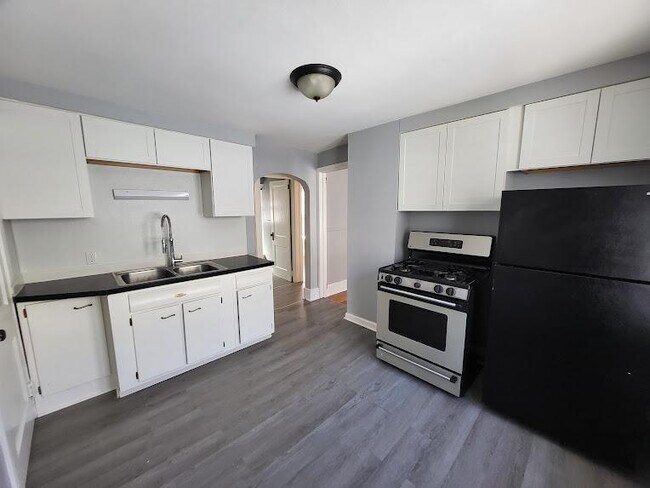 Building Photo - 416 Boyden St