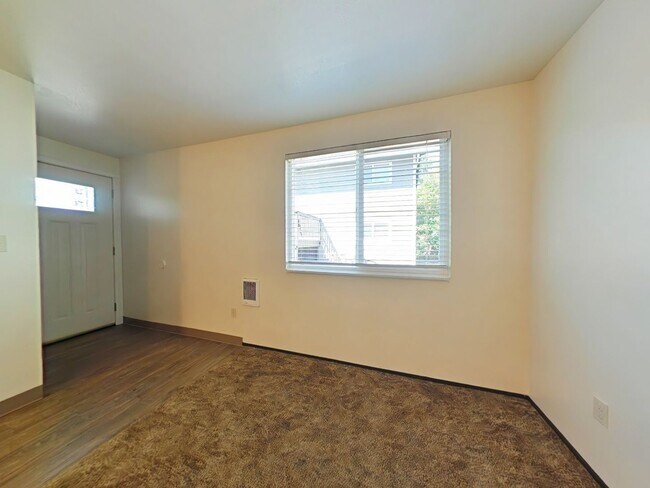 Building Photo - 1 Bedroom Apartment ~ Close to Campus ~ Small Pet Friendly