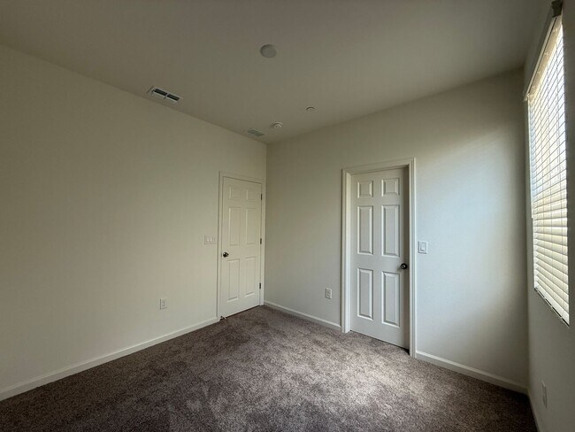 Building Photo - 3 bedroom, 2 bathroom home located in the vibrant community of Madera, CA