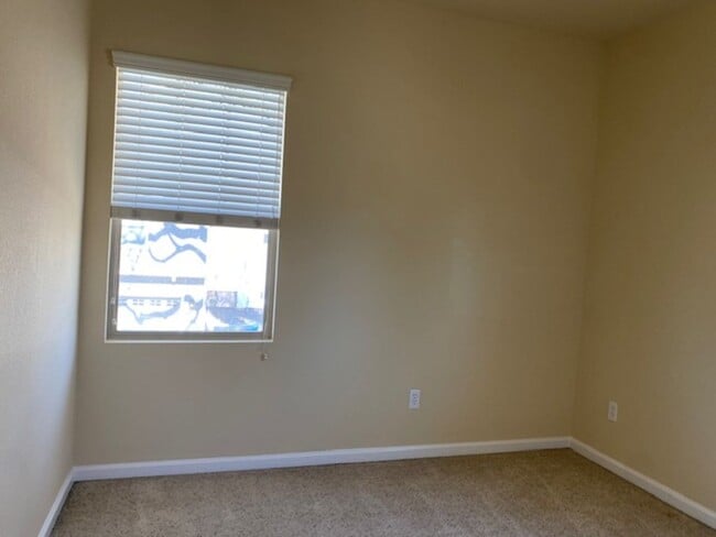 Building Photo - Great 3 bedroom/2.5 bath duplex w/2 car garage!