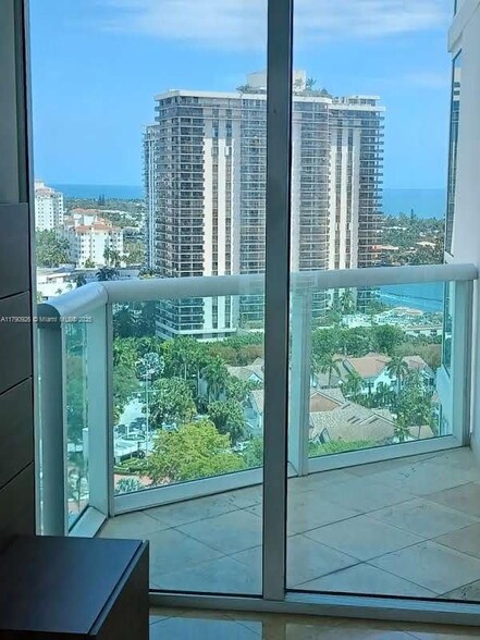Building Photo - 19400 Turnberry Way