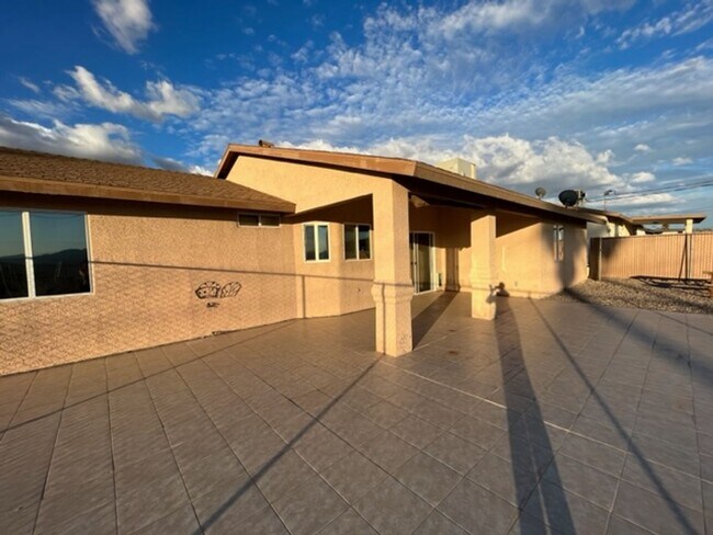 Building Photo - 3 Bedroom - 2 Bath Home - Dogs Allowed