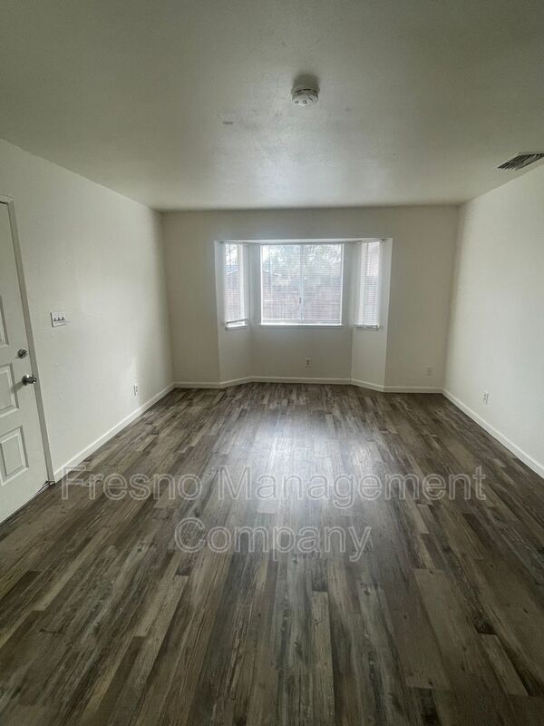 Building Photo - 4033 N Milburn Ave