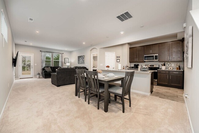 Building Photo - 948 Southline Dr