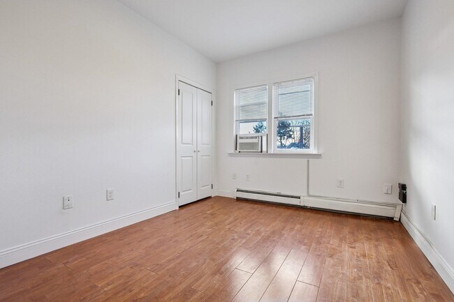 Building Photo - 76 Hutton St