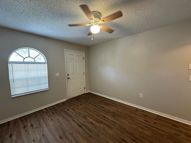 Building Photo - Spacious 4-Bedroom Home with 3 Full Baths in Whispering Trails – Pet Friendly!