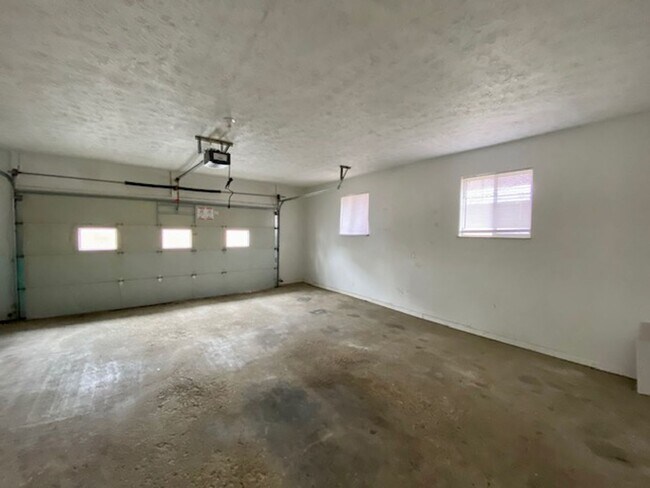 Building Photo - 2464/66 Tansel Rd - West