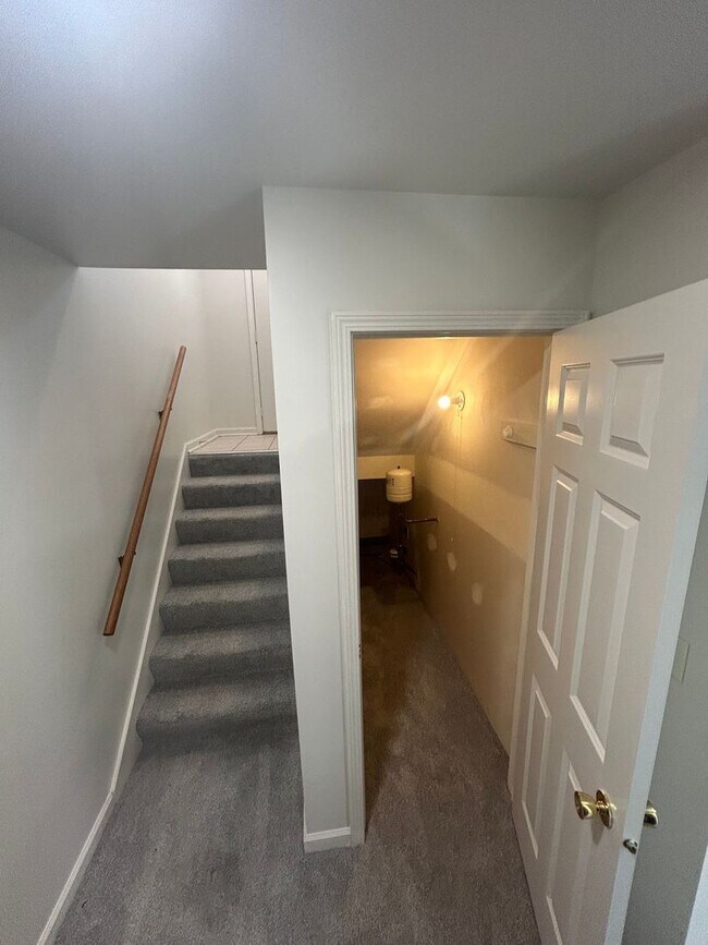 Building Photo - Chesterton Townhome: 2 bedroom 1.5 bath
