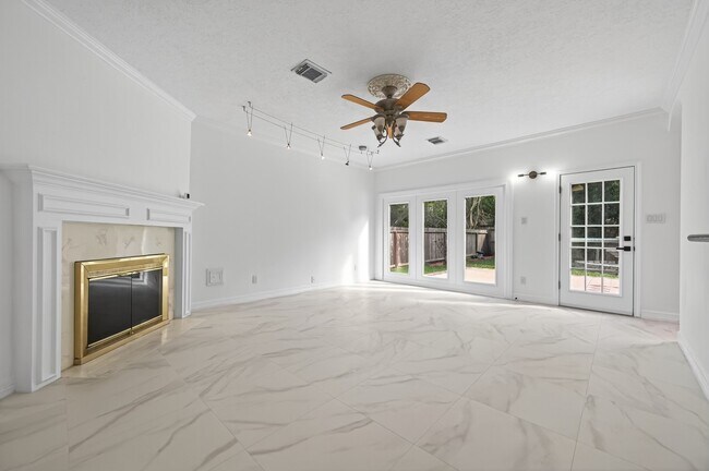 Building Photo - 2431 Parkwood Ln