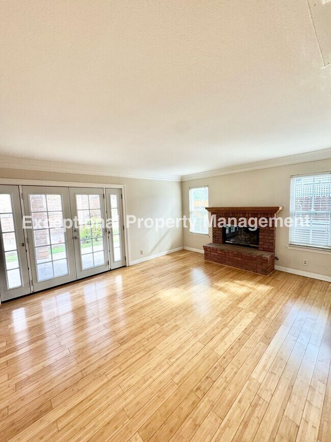 Building Photo - Move in ready 4 bed 3 bath home with 1 bed...