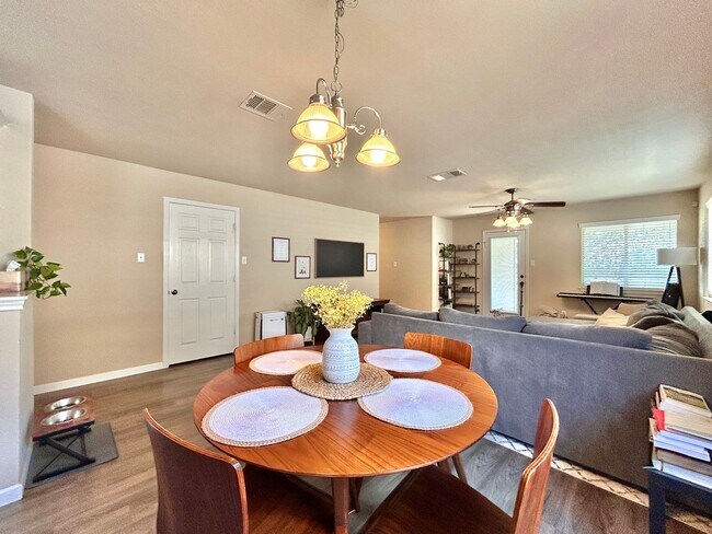 Building Photo - 3BR/2BA Home with Front Porch, Covered Dec...