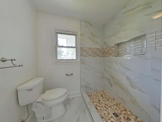 Building Photo - 117 Deerwood Dr